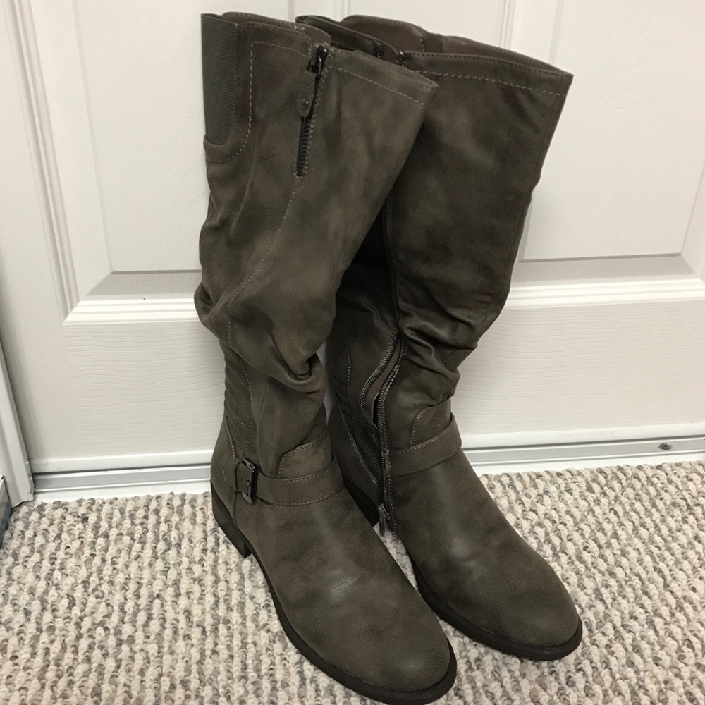 Never Worn White Mountain Boots